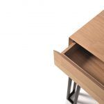 Detalle apertura cajón consola KOSMO chapa natural moderna colgar
