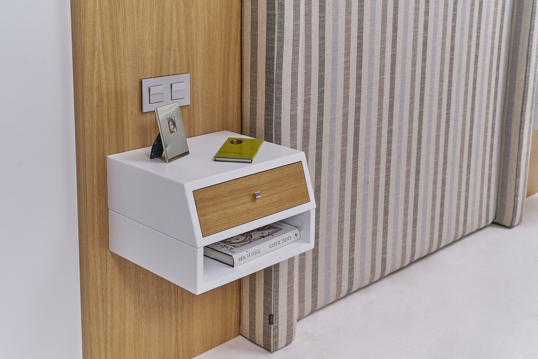 Mesita de noche moderna POLAR lacada y chapa de roble natural mesita noche moderna flotante polar laca chapa natural dormitorio