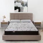 Ambieente dormitorio moderno cabezal AMBERES tapizado con acolchado y mesitas Kansas dormitorio
