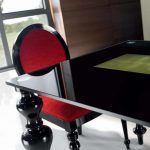 Detalle tapa mesa Comedor moderna RETTO GLASS patas torneadas laca
