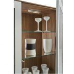 detalle vitrina rubi 2 puertas cristal luz moderna chapa natural