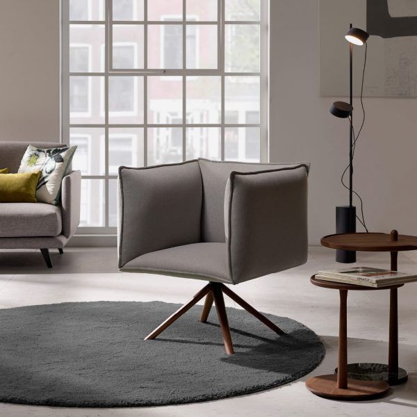 ambiente butaca giratoria erne desmontable salon moderno tapizada patas madera