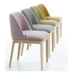 Silla moderna tapizada KALI con patas en madera de haya