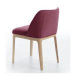 Silla moderna tapizada KALI con patas en madera de haya
