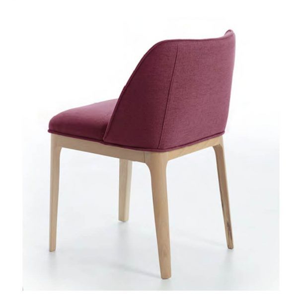Silla moderna tapizada KALI con patas en madera de haya