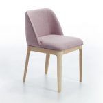 Silla moderna tapizada KALI con patas en madera de haya