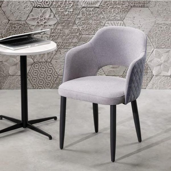 Silla moderna NORI tapizada con patas en madera y forma cónica