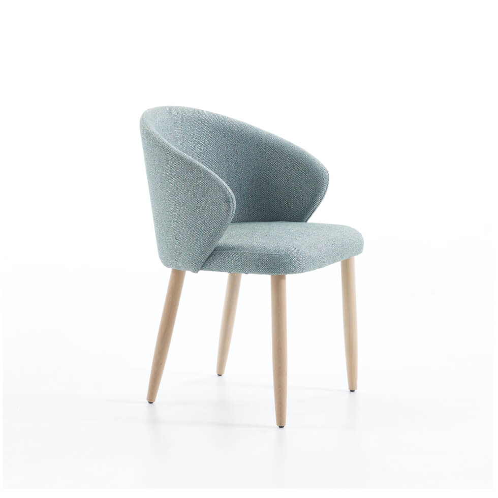 Silla modelo STELLA tapizada en moderno con patas en madera Silla tapizada STELLA moderna con patas en madera