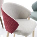 Silla tapizada STELLA moderna con patas en madera