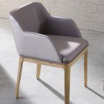Sillón moderno KALI tapizado con patas en madera de haya