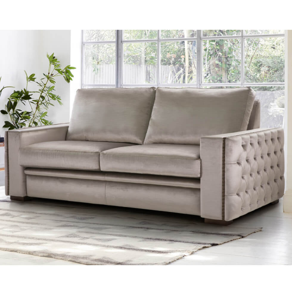 Sofá clásico modelo CINTA tapizado en capitoné Sofa salon clasico CINTA brazos capitone patas adera