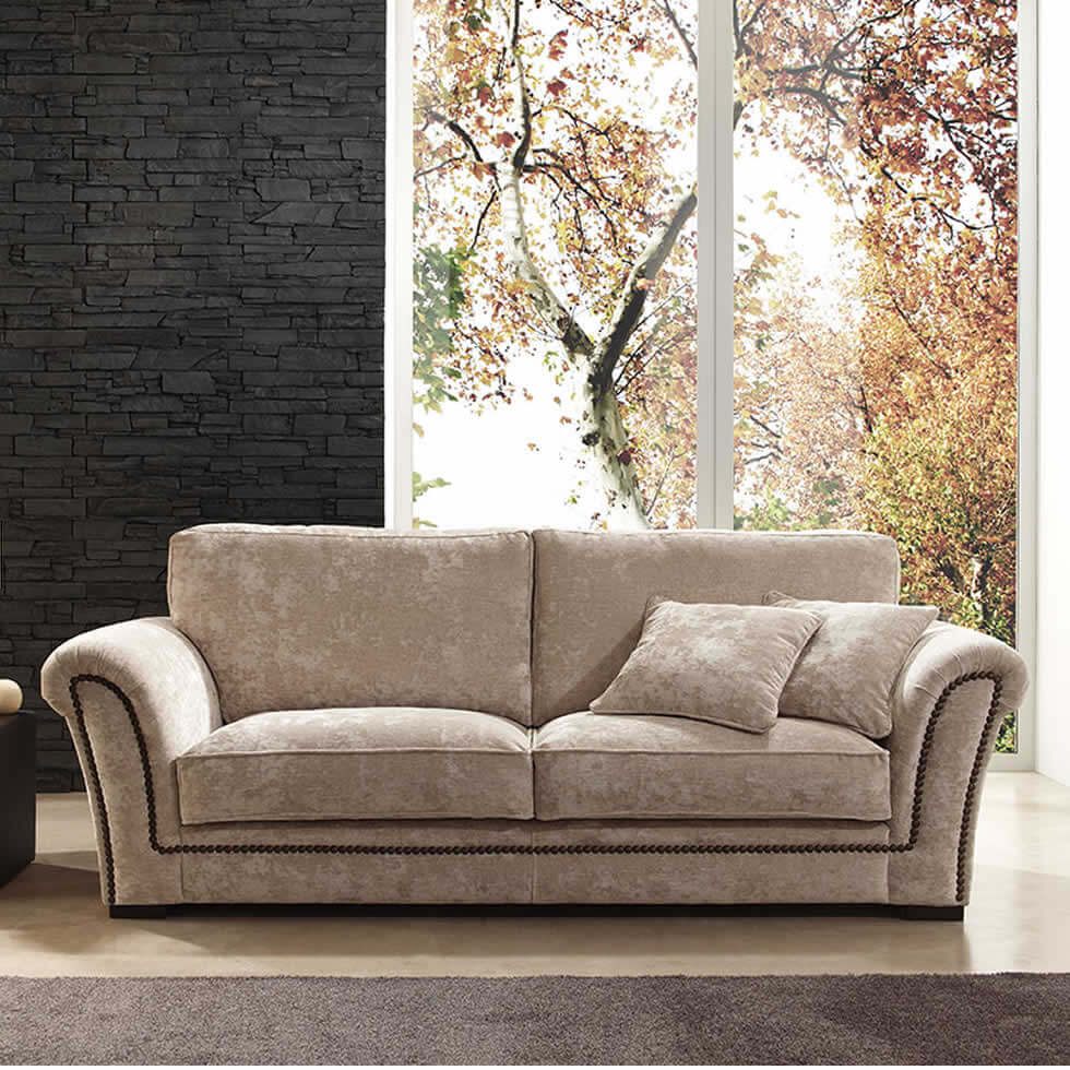 Sofá clásico TOSCANA con detalle tachuelas frontal Sofa clasico TOSCANA detalle tachuelas en frontal