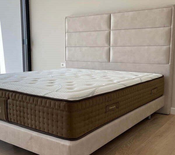 Cabezal y base francesa tapizada dormitorio matrimonio moderno