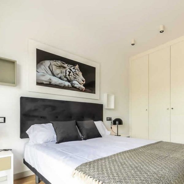 Dormitorio matrimonio moderno cabezal base tapizada muebles a medida
