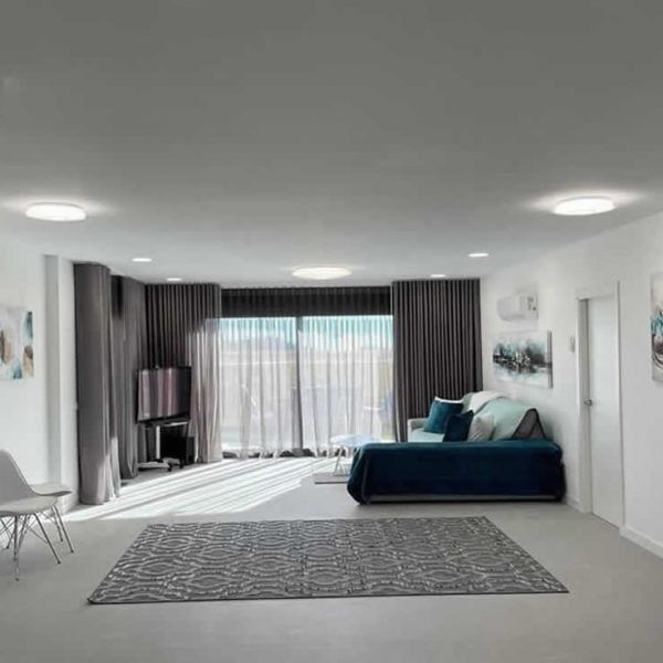 Ambiente salon moderno mesa Spool ovalada y sofa chaiselongue