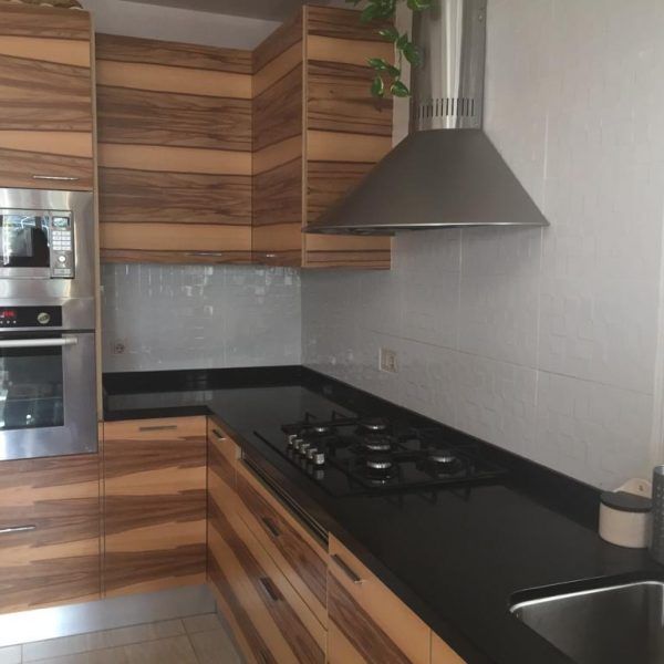 Detalle muebles de cocina moderna chapa raiz