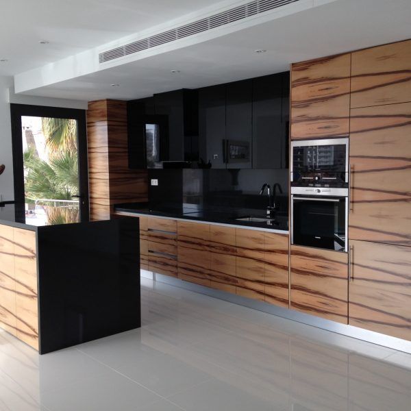 Cocina moderna chapa raiz y laca a medida
