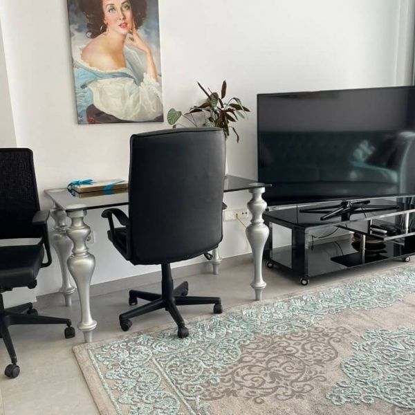 Mesa despacho medida especial patas haya torneadas cristal lacado moderno