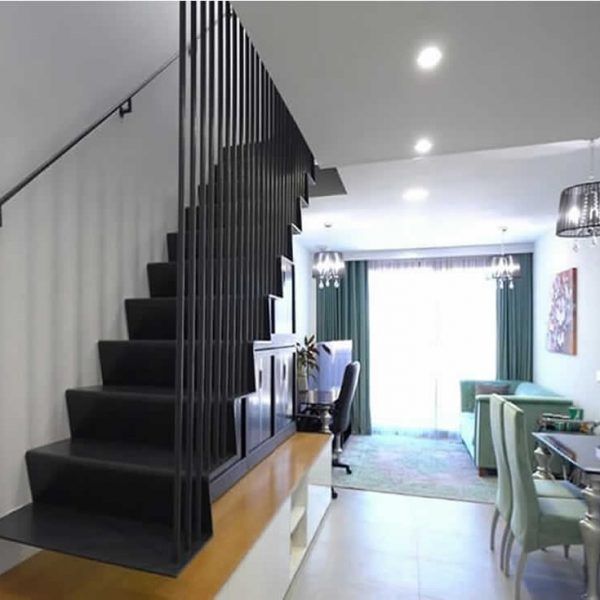 Detalle mueble especial bajada escalera moderno chapa natural y laca
