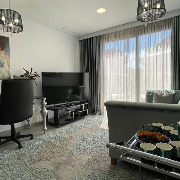 Ambiente moderno con muebles a medida sofá cama y mesa Retto Glass