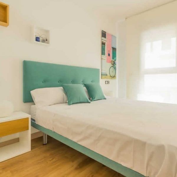 Dormitorio matrimonio moderna cabezal tapizado y mesitas kansas