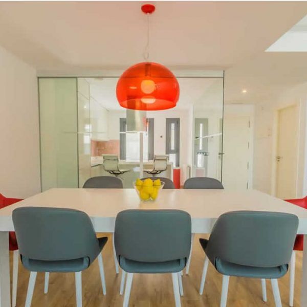 Mesa comedor moderna extensible mod-Mega y sillones en laca blanco