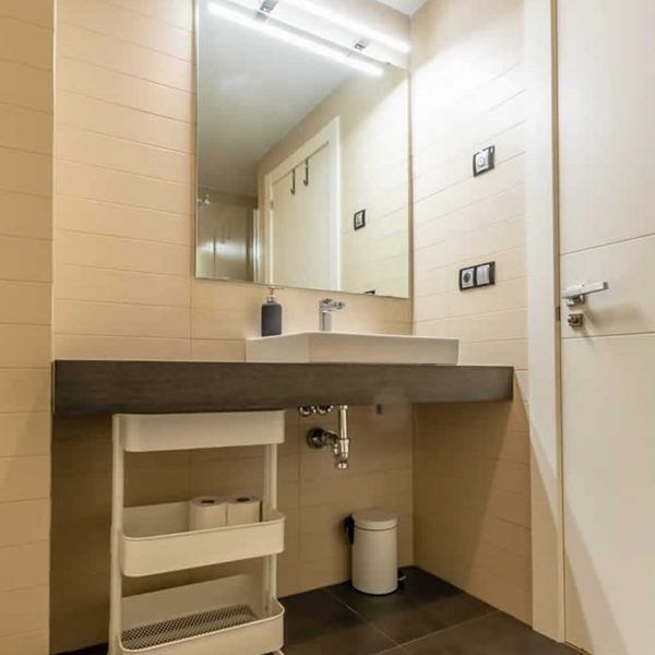 Mueble a medida aseo moderno colgado