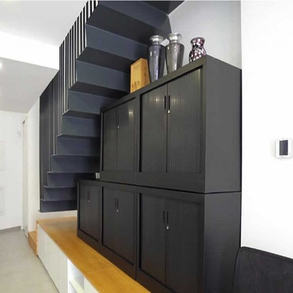 Mueble bajo escalera a medida chapa natural y laca