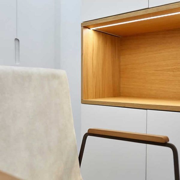mueble a medida dormitorio moderno detalle chapa roble y laca