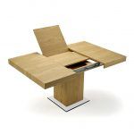 detalle extensible mesa comedor kubica 100x100 base en blanco con canto negro acabado en chapa natural roble anudado